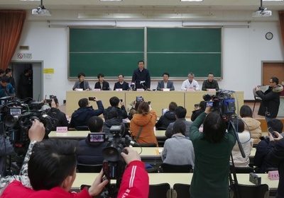 北京の小学生傷害事件、区長が頭を下げ陳謝 容疑者は派遣用務員