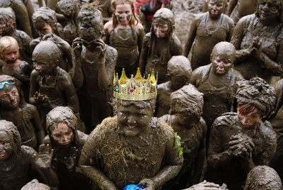 きょうは汚しても叱られない!? 米国で子ども向け泥遊びイベント