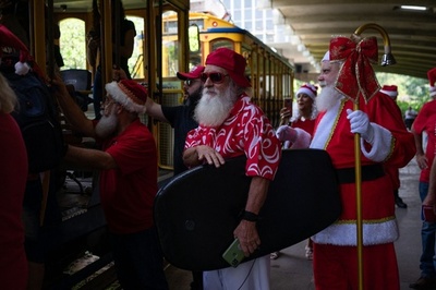 良いサンタの秘訣は「愛と謙虚さ」 養成学校卒業生がお祝い ブラジル
