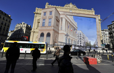 建物の中にまた建物…？巨大だまし絵が仏マルセイユに出現