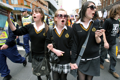 豪警察が警告、「反ブッシュデモに参加する生徒は逮捕する」