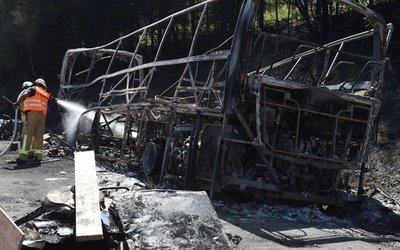 観光バスがトラックに衝突し炎上、18人死亡 独南部