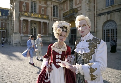 17世紀の衣装に身を包みヴェルサイユ宮殿に集う人たち