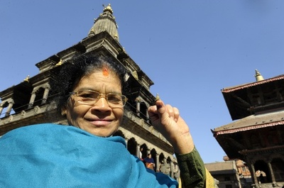 若いネパール女性の「2つの幸せ」、制憲議会選の投票所で出産