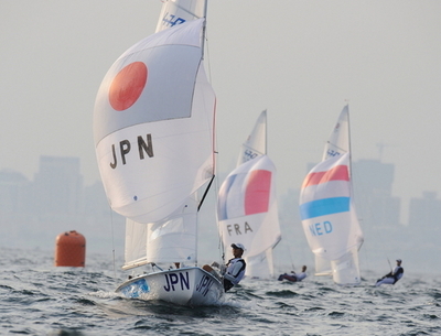 松永／上野組 セーリング・男子470級レース7で1位となり総合9位につける