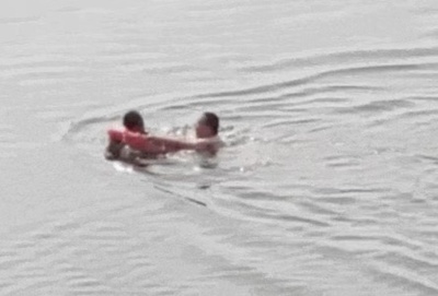 橋から跳び込んで人を助けた配達員 その後定刻通りに2カ所配達 中国