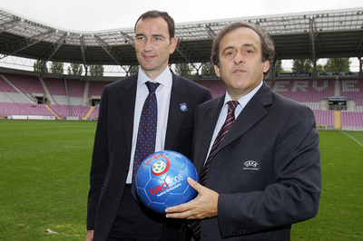 プラティニ氏 ジュネーブのスタジアムを視察