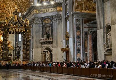 ローマ教皇の一般弔問に約9万人