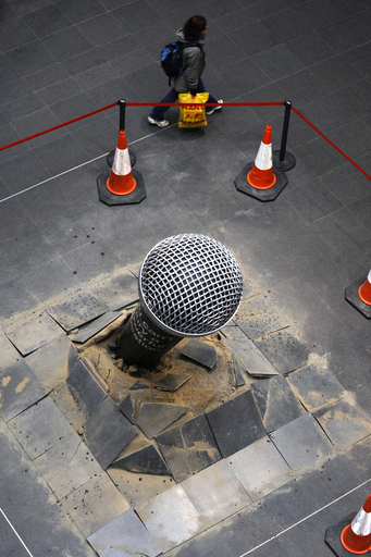 地面から突き出した巨大なマイク、ドイツ