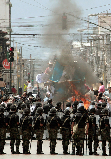 ブッシュ米大統領夫妻がグアテマラ到着、歓迎と抗議が交錯 - グアテマラ