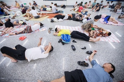 もはや猛暑の避難施設？駅構内やIKEA店内で寝転がる人々 中国