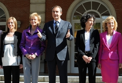 ベルルスコーニ氏「スペイン内閣はピンク過ぎ」、女性閣僚は反発