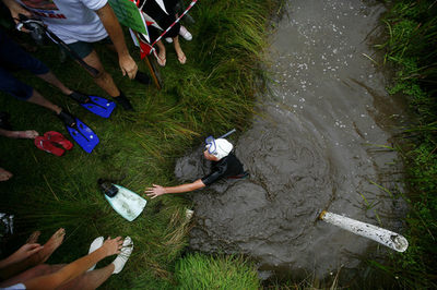 ドロヌマも楽し? 世界泥沼シュノーケリング大会