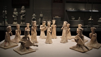 隋代にタイムスリップ 華やかなガールズバンドの公演を観賞