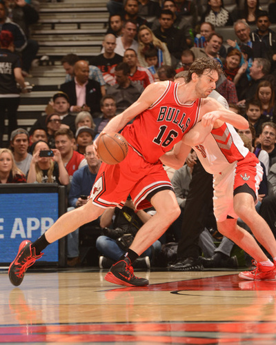 ブルズが逆転勝利、ラプターズもPO進出を決める