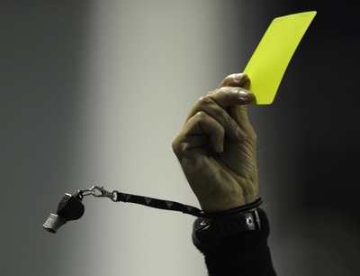 草の根サッカーで「シンビン」導入、審判への異議で10分退場 英