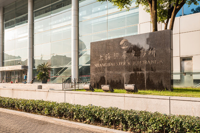 上海株 10年ぶりに4000上回る