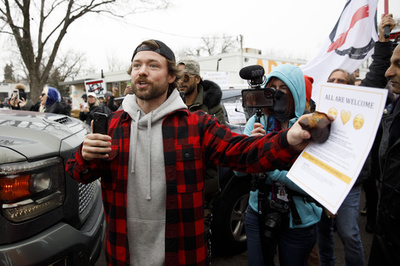 カナダBBQ店、ロックダウン無視して店内飲食を継続
