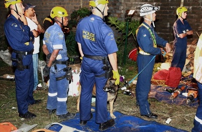 南アで建設中のショッピングモールが倒壊 1人死亡、50人下敷きか