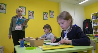 動画:ウクライナで「地下学校」開校 教室は窓なし