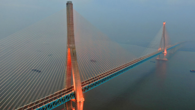 ライトアップされた上海―南通長江大橋