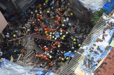 豪雨の印ムンバイで建物崩壊 4人死亡、12人下敷きの恐れ