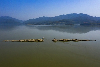 仙女湖の水位が下がり500年前の「万年橋」が姿現す、中国・江西