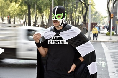 歩行者守るメキシコの覆面ヒーロー