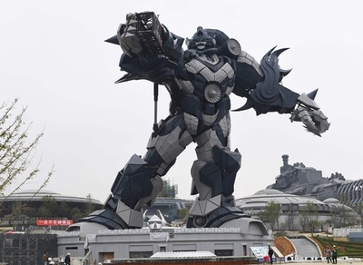 高さ53メートルの「トランスフォーマー」像が出現、中国