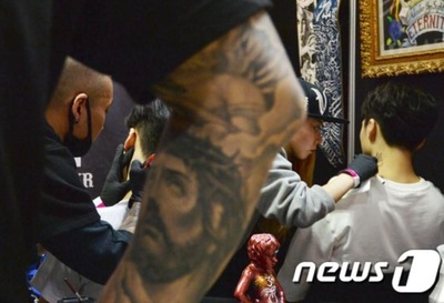 韓国の夏、タトゥーに向けられた複雑な視線…「それが何か罪を犯したんですか？」