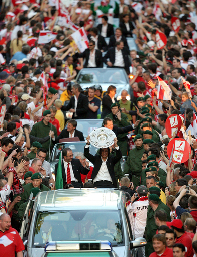 ＜サッカー ブンデスリーガ＞シュツットガルト 市内で優勝パレードを行う - ドイツ