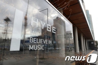 HYBE、SM買収戦の次は「Weverse」赤字転換目指す