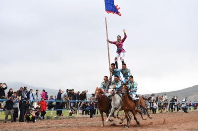 人馬一体の馬上演技 甘粛省の少数民族