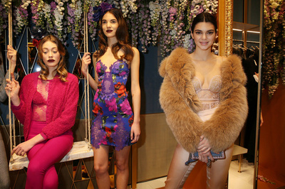 「ラペルラ」が魅せる2017-18年秋冬コレクション、ミラノに新フラッグシップストアオープン