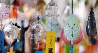 涼やかな音ひびく、川崎大師で風鈴市