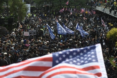 警官2人が民主派デモ隊に傘や棒で殴打され負傷、香港