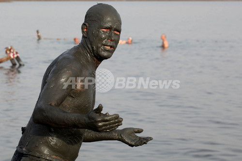 死海で泥パックに新聞 欧州の観光客が陽気を満喫 写真5枚 ファッション ニュースならmode Press Powered By Afpbb News 死海で泥パックに新聞 欧州の観光客が陽気を満喫 写真5枚 ファッション ニュースならmode Press Powered By Afpbb News