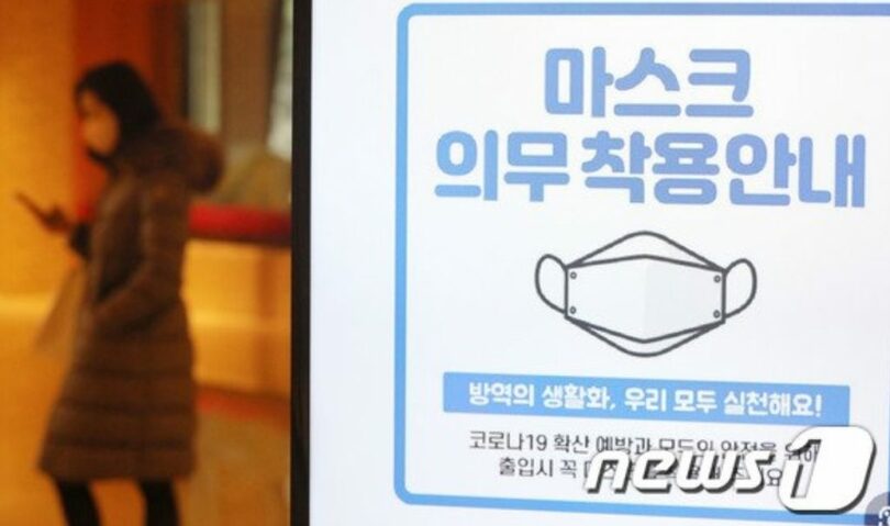 ソウル市内のホテルに貼られた室内マスク着用案内文(c)news1