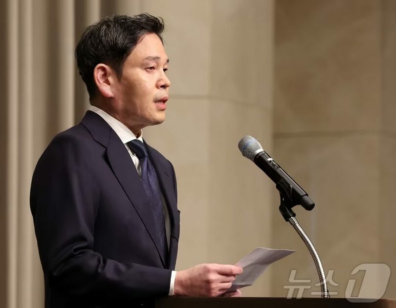 スターバックス「タンクデー」論争について国民に謝罪する新世界グループのチョン・ヨンジン会長(c)news1