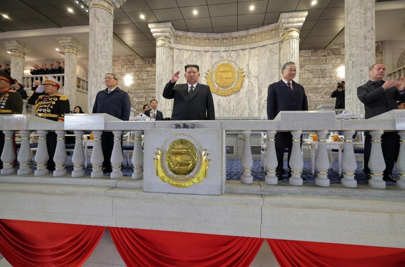 10月10日に平壌で開かれた北朝鮮・朝鮮労働党創建80周年記念閲兵式。キム・ジョンウン総書記の右側に中国の李強首相、左側にベトナムの最高指導者・トー・ラム共産党中央委員会書記長が並んでいる＝労働新聞(c)KOREA WAVE