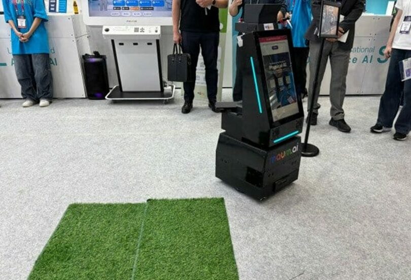 「芝生を避けて」という命令を聞いて横に動くマウムAIのロボット(c)KOREA WAVE