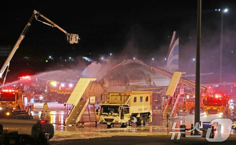 28日、金海国際空港で繰り広げられた懸命の消火作業(c)news1