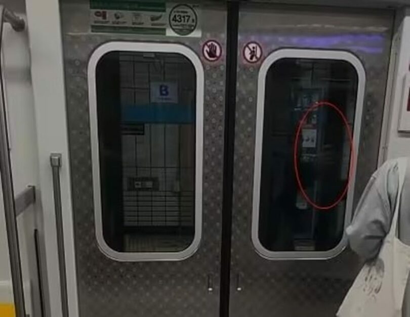 ソウル地下鉄のホームで、男性がドア付近に立ち続ける様子を捉えたSNS映像(c)news1