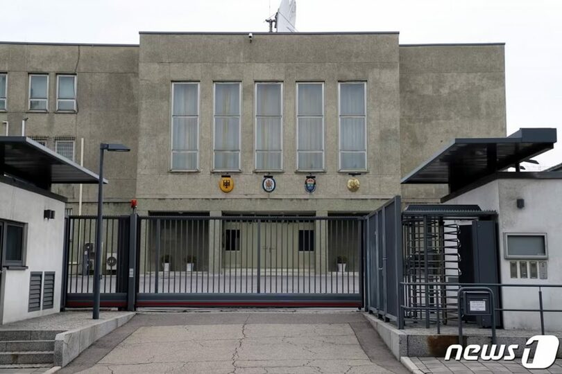 北朝鮮・平壌でドイツ、英国、スウェーデンの各大使館とフランス連絡事務所が入る建物(c)Reuters/news1
