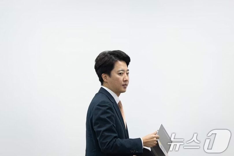 2025年12月29日、ソウル・汝矣島の国会で開かれた最高委員会議に出席する改革新党のイ・ジュンソク（李俊錫）代表(c)news1