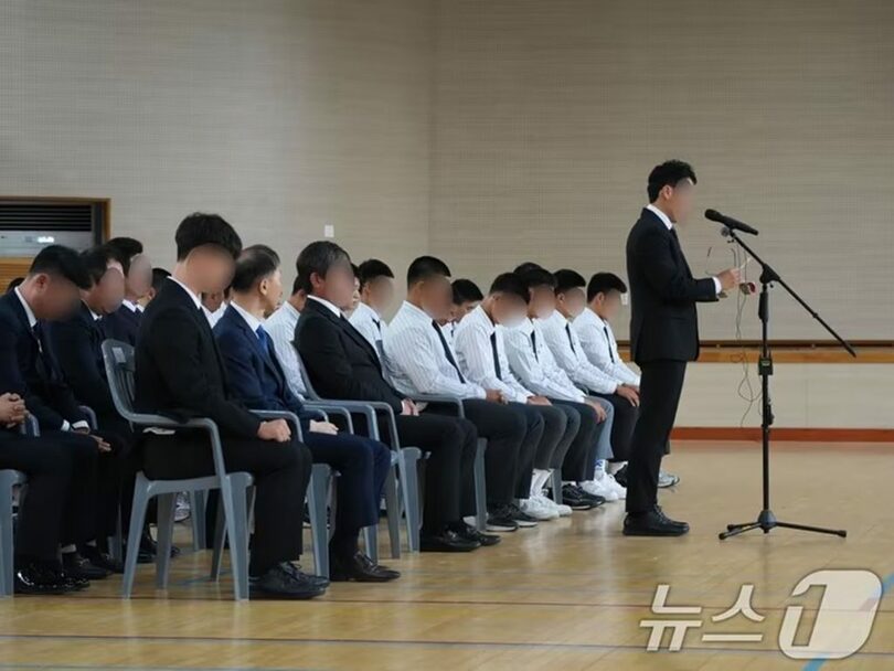 培材高校の校長が6日、光州第一高校を訪れ、5・18民主化運動を侮辱する応援を巡る問題について謝罪文を読み上げた＝2026年7月6日 (c)news1