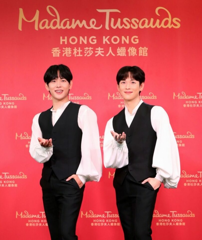 イム・シワン（左）とろう人形(c)NEWSIS