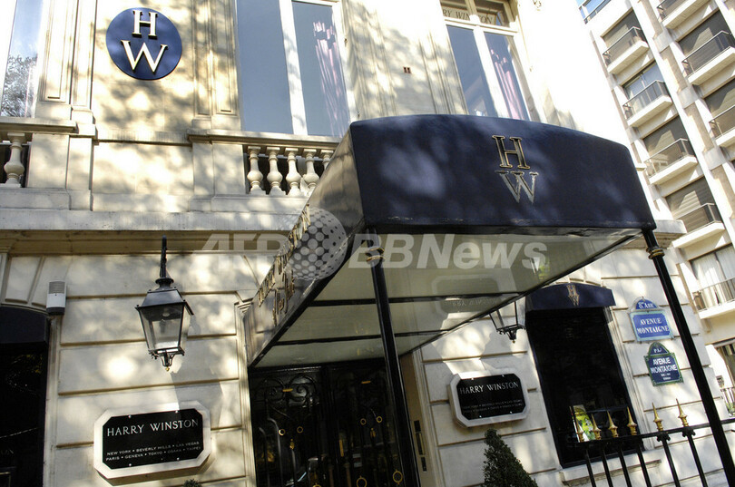 パリの高級宝飾店「ハリー・ウィンストン」に強盗、17億円相当のジュエリー盗む