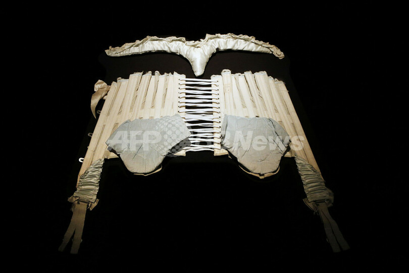 下着の世界追求した展覧会「下着の力学展」、パリ装飾美術館で11月24日まで