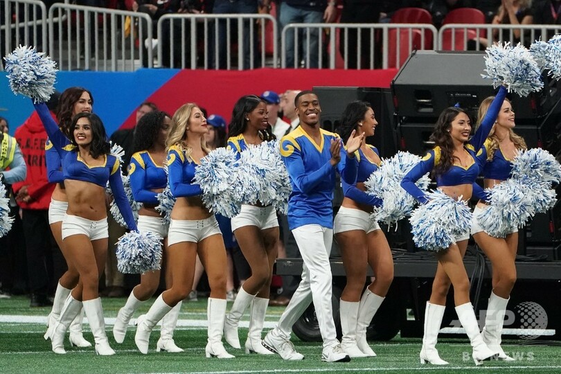 NFLスーパーボウル史上初、2人の男性チアリーダーがパフォーマンス